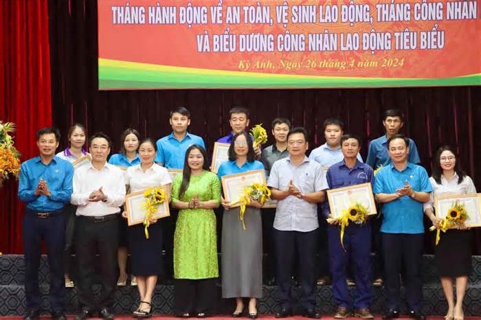 Tặng quà, tôn vinh nhiều công nhân lao động tiêu biểu ở Hà Tĩnh