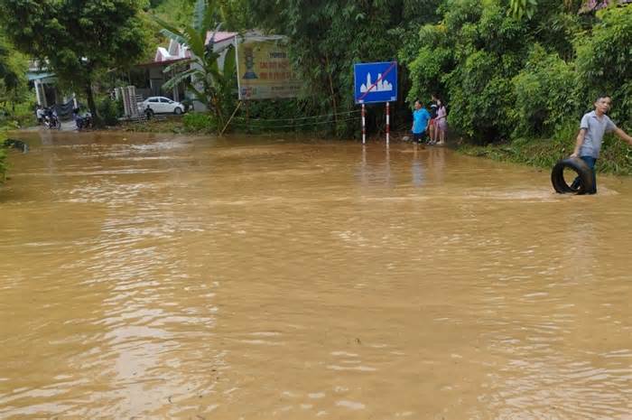 Nhiều tuyến phố ngập sâu, 1 người bị lũ ống cuốn mất tích ở Lào Cai