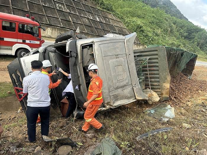 Xe đầu kéo lật trên cao tốc La Sơn - Túy Loan, tài xế tử nạn