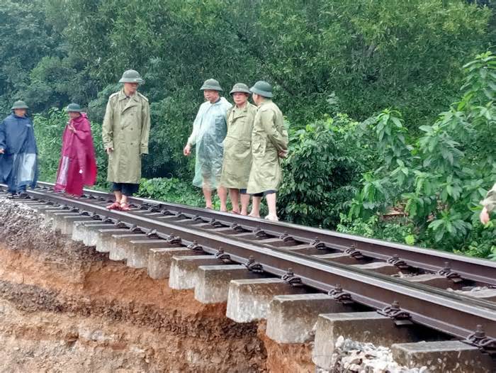 Trung chuyển 336 hành khách sau sự cố sạt lở đường sắt tại Hà Tĩnh