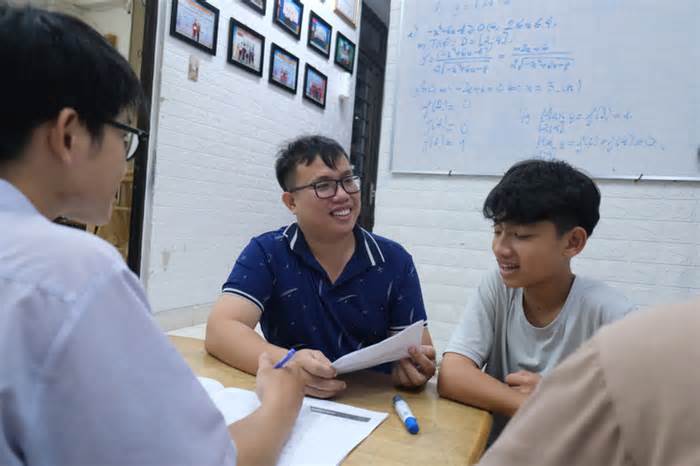 Thầy Phú đặc biệt của học trò lớp giáo dục thường xuyên