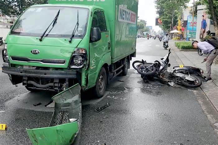 TPHCM: Xe tải tông 3 xe máy, nhiều người bị thương