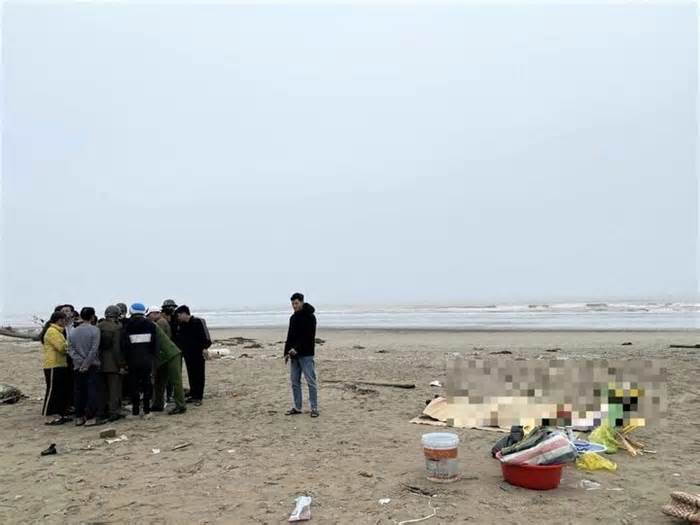 Tìm thân nhân thi thể phụ nữ trôi dạt vào bờ biển Hà Tĩnh