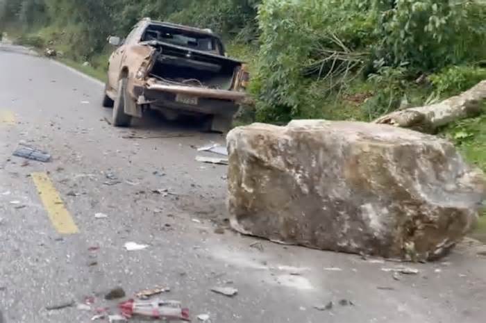 Sơn La: Tảng đá lăn trúng 2 ô tô, tài xế may mắn thoát chết