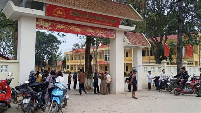 Tạm dừng sáp nhập trường tại Thanh Hóa sau khi hàng trăm phụ huynh phản đối