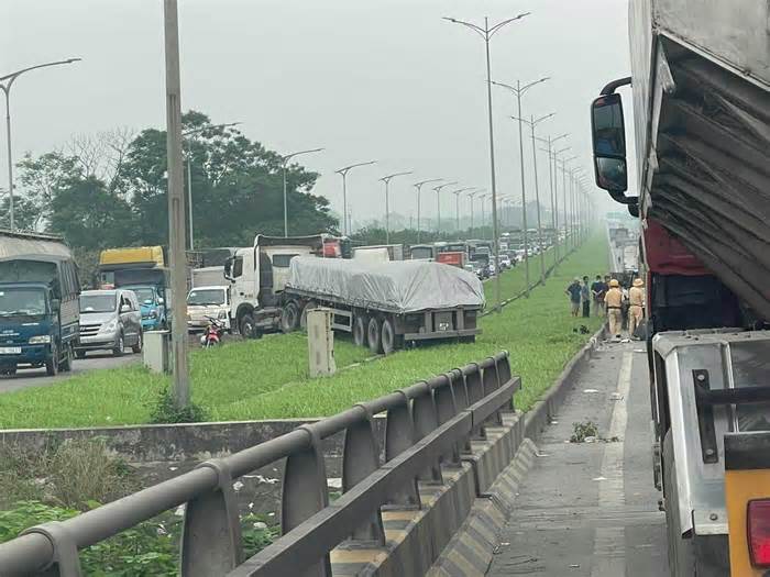 Ùn tắc hàng chục km sau vụ tai nạn trên cao tốc Hà Nội - Lạng Sơn