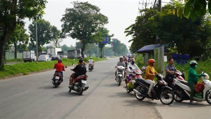 Xe máy nối đuôi nhau đi ngược chiều trên đường Nguyễn Văn Linh