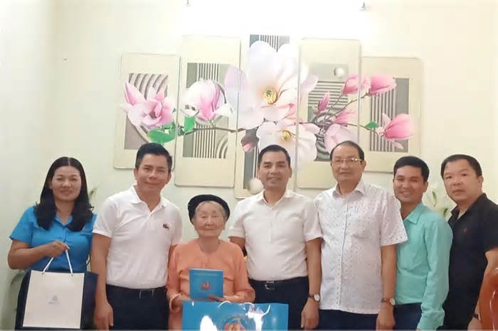 Công đoàn Thành phố Hà Nội thăm hỏi, tặng quà Mẹ Việt Nam Anh hùng
