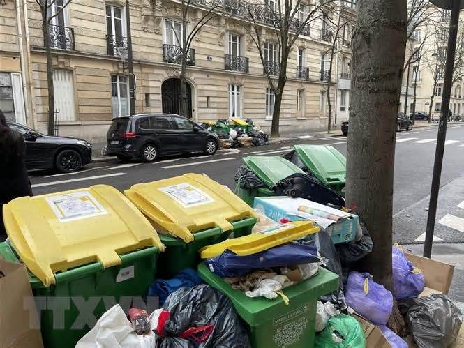 Thủ đô Paris đối mặt với tình trạng quá tải rác sinh hoạt