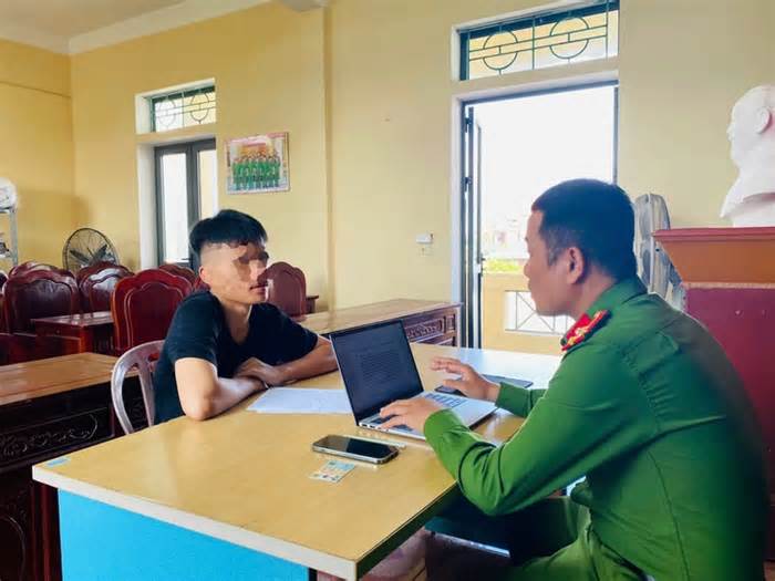 Thiếu niên nhặt đá lên cầu vượt ném vào ô tô đang chạy trên cao tốc