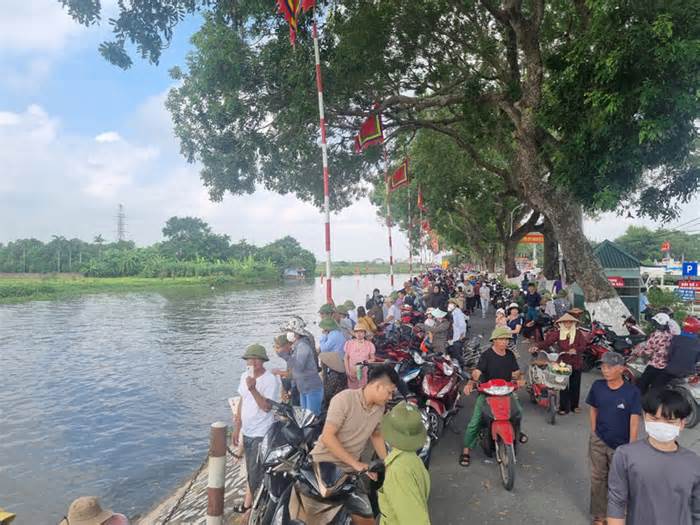 Hàng nghìn người đổ về Thái Bình khai hội đền Đồng Bằng 2023