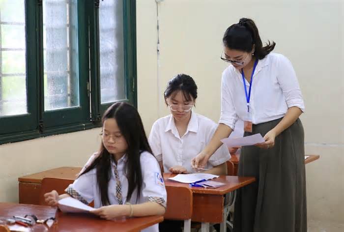 Đình chỉ 5 thí sinh mang điện thoại, tài liệu vào phòng thi lớp 10 Hà Nội