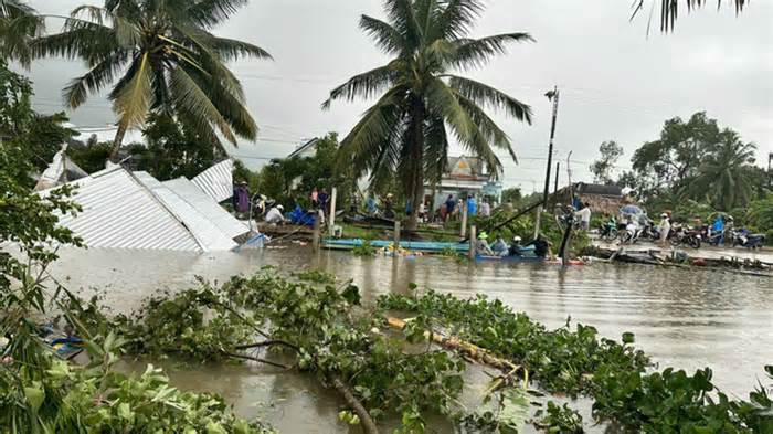 Kiên Giang: 194 nhà sập, tốc mái và 5.000 ha lúa thiệt hại do mưa dông