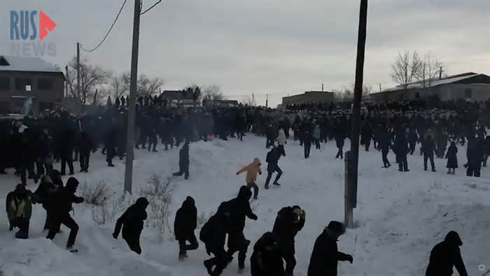Người biểu tình ở Nga tấn công luôn cảnh sát chống bạo động