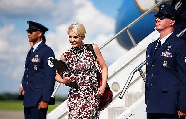 Nữ trợ lý tóc vàng gây chú ý bên cạnh Trump là ai?