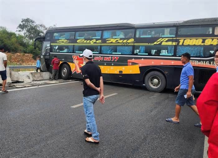 Xe khách xoay ngang chặn đường sau khi đâm vào dải phân cách cao tốc Vĩnh Hảo - Cam Lâm