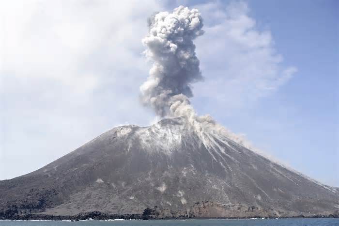 Indonesia: Núi lửa Anak Krakatau phun tro cao 3.000m, cảnh báo cấp 3