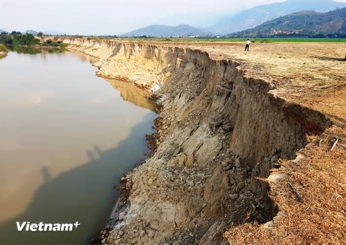 Sạt lở ở Đồng bằng sông Cửu Long: Cần sắp xếp lại dân cư, kiểm soát nước ngầm