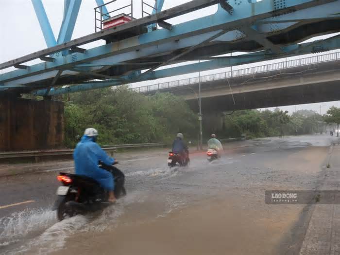 Người dân trèo vỉa hè, né bẫy nước do mưa lớn dưới chân cầu Đỏ, Đà Nẵng