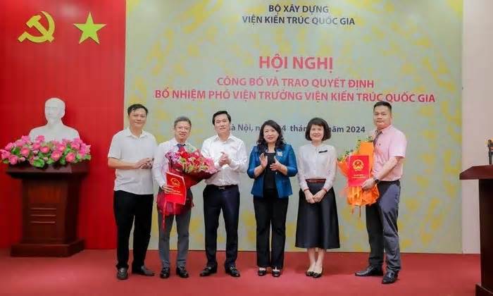 Bản tin 8H: Trao Quyết định của Bộ trưởng Bộ Xây dựng về công tác cán bộ