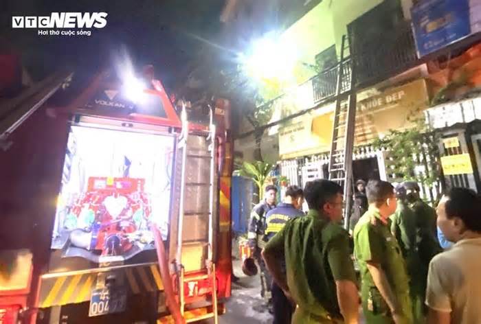 Giải cứu 3 người kẹt trong căn nhà bốc cháy dữ dội ở Đà Nẵng