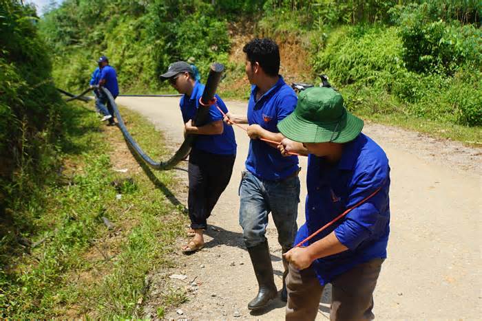 Đoàn viên thanh niên kéo nước về nơi ở mới của người dân Làng Nủ