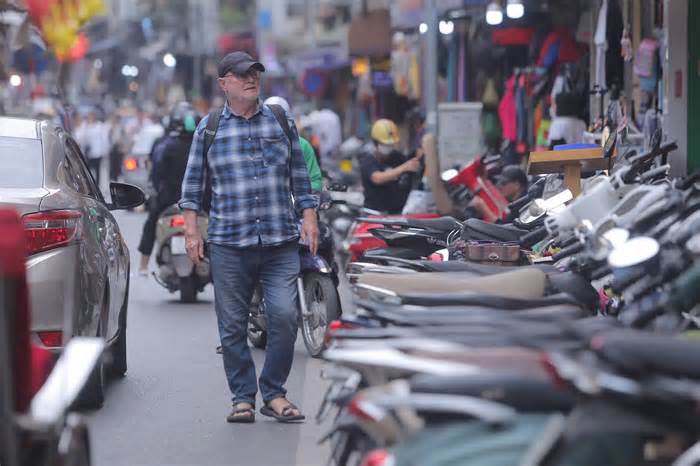 Xử lý vi phạm vỉa hè ở Hà Nội: Không bỏ sót vi phạm