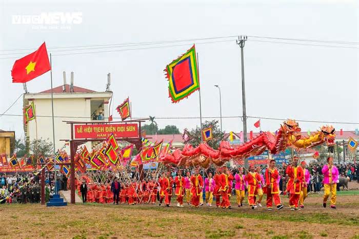 Lão nông đóng giả vua, mặc long bào đi cày trong lễ hội Tịch điền ở Hà Nam