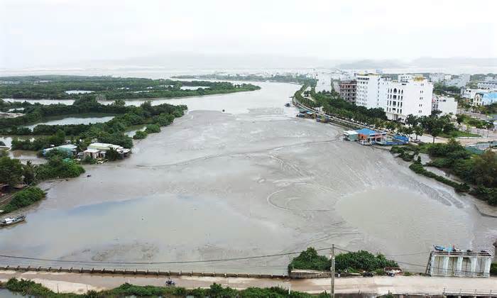 Nạo vét cảng Quy Nhơn làm tắc nghẽn sông