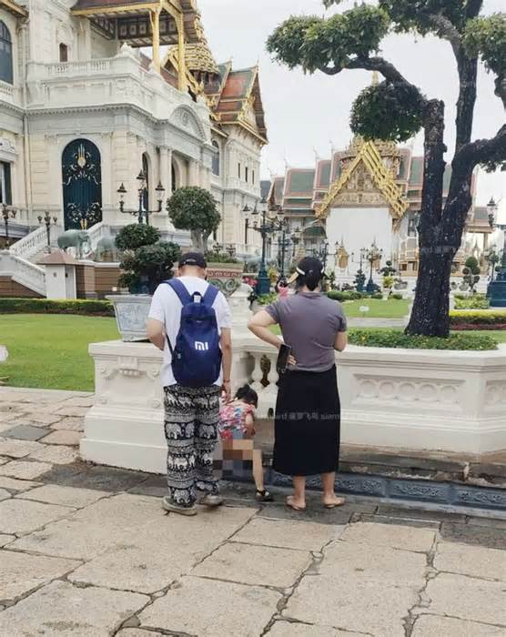 Du khách Trung Quốc để con tè bậy ở cung điện Thái Lan