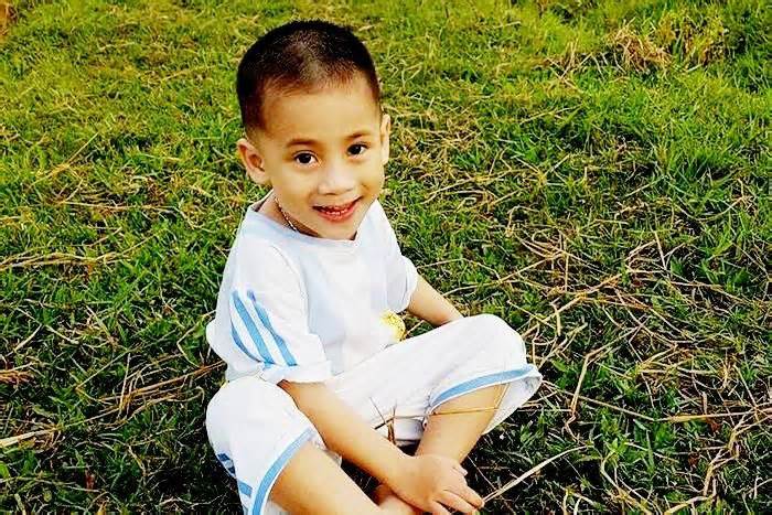Bé trai 4 tuổi mất tích khi chơi trước cổng nhà người thân