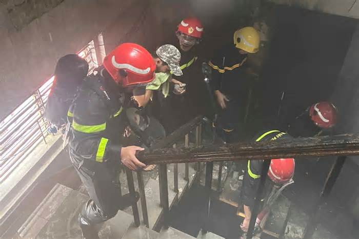 Cứu 12 người thoát khỏi đám cháy nhà 4 tầng ở TPHCM