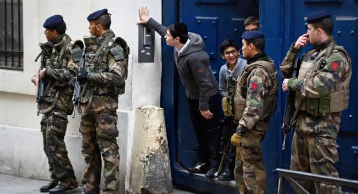 Điện thoại nặc danh đe dọa đánh bom 20 trường Do Thái ở Paris
