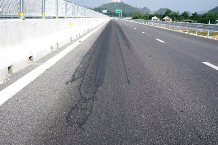 Đoạn cao tốc nghi có dấu hiệu bị đổ hóa chất phá hoại mặt đường