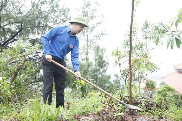 Bí thư Trung ương Đoàn Ngô Văn Cương trao 1 tỉ đồng quỹ việc làm ở Bắc Giang