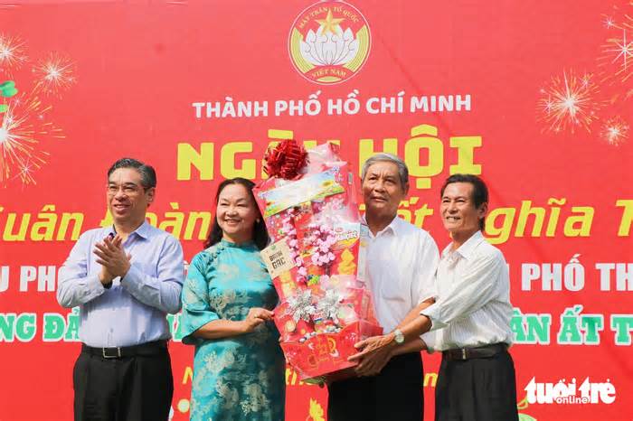 Phó bí thư Thành ủy TP.HCM Nguyễn Phước Lộc dạo phố xuân, gói bánh cùng người dân Thủ Đức