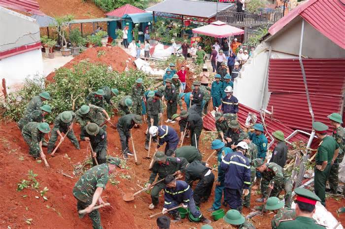 Hiện trường vụ lở đất kinh hoàng làm 2 vợ chồng tử vong ở Lạng Sơn