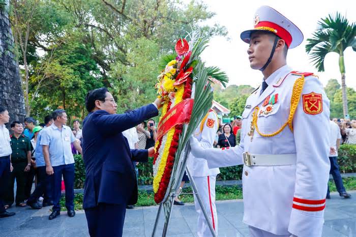 Thủ tướng Phạm Minh Chính dâng hương tưởng niệm các Anh hùng, liệt sỹ tại Nghĩa trang A1