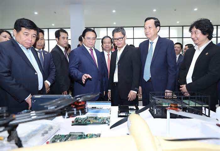Hình ảnh Thủ tướng thăm Đại học Quốc gia Hà Nội và Đại học FPT