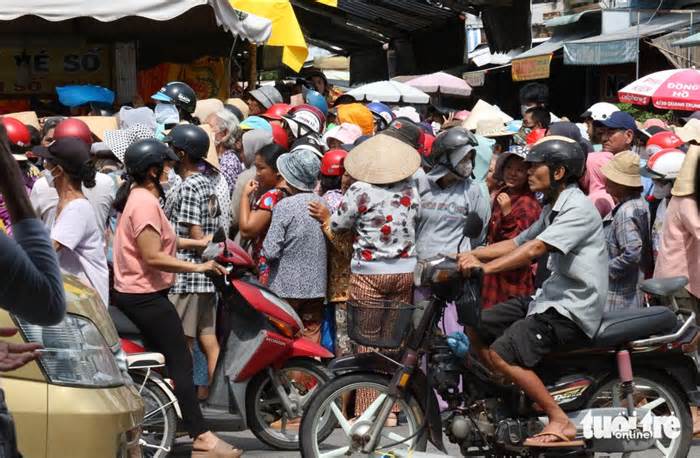 Phiên chợ độc lạ ở Hóc Môn không dùng tiền, thanh toán bằng phiếu
