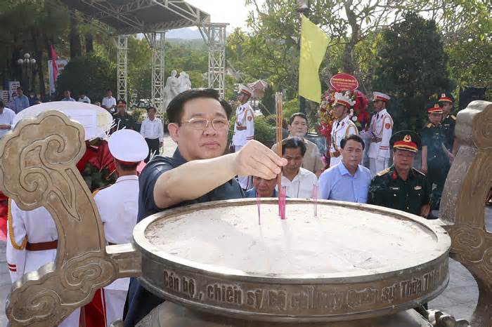 Chủ tịch Quốc hội tưởng niệm các anh hùng liệt sỹ tại Thừa Thiên-Huế
