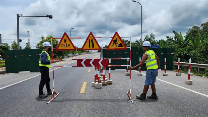 Công nhân vã mồ hôi trong hộp dầm để sửa chữa cầu Trà Khúc 2