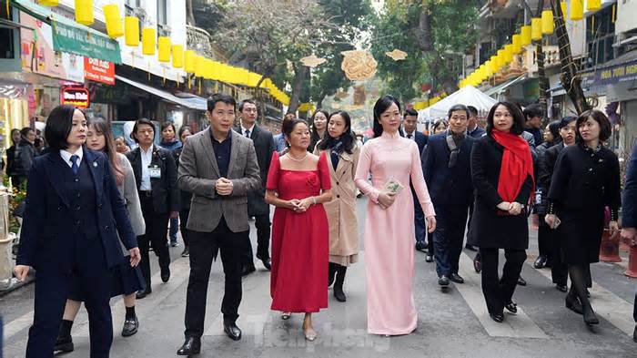 Phu nhân Chủ tịch nước và Phu nhân Tổng thống Philippines tham quan chợ hoa Tết phố cổ Hà Nội