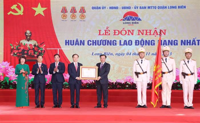 Chủ tịch nước tặng huân chương cho quận Long Biên