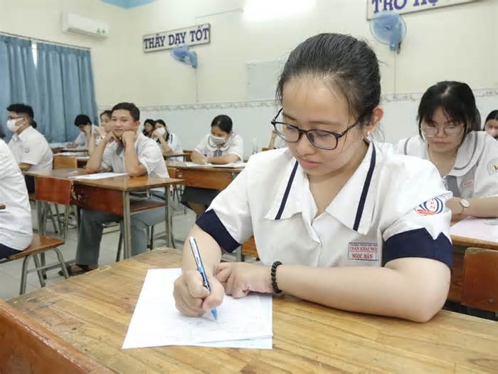 2 trường đại học đầu tiên công bố điểm sàn xét tuyển điểm thi tốt nghiệp THPT