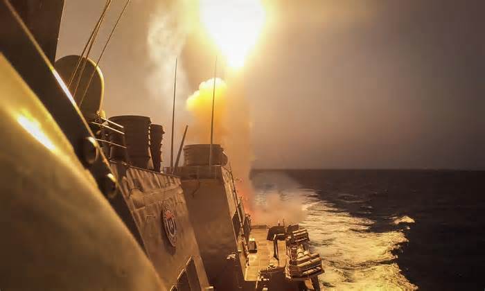 Tàu chiến Mỹ mất 9 tiếng để chặn loạt tên lửa, UAV nhắm vào Israel