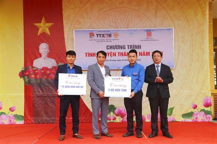 Trao tặng “Tủ sách Đinh Hữu Dư” cho trường tiểu học tại Tuyên Quang