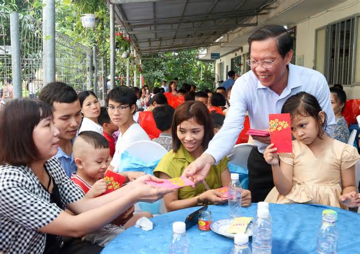Chủ tịch Phan Văn Mãi thăm công nhân không có điều kiện về quê đón Tết