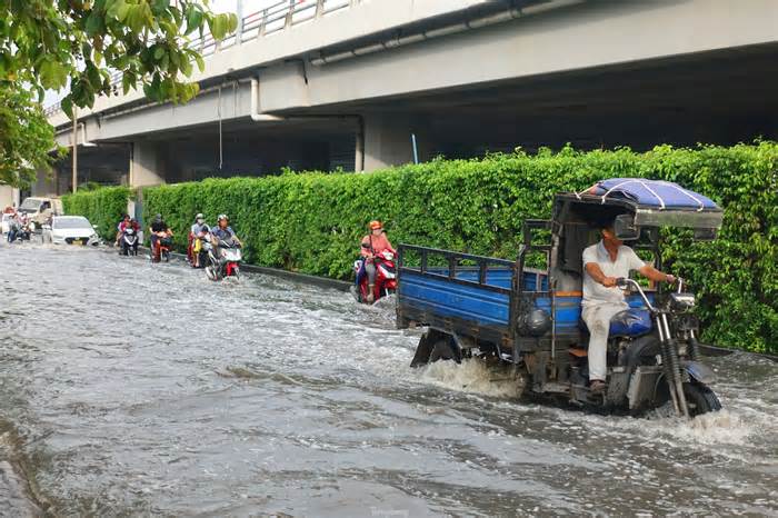 Triều cường dâng cao, người dân TPHCM chật vật lội nước về nhà ngày Rằm tháng 8