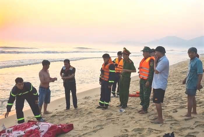 Bủa lưới bắt cá gần bờ, một người dân bị sóng cuốn tử vong tại biển Lăng Cô